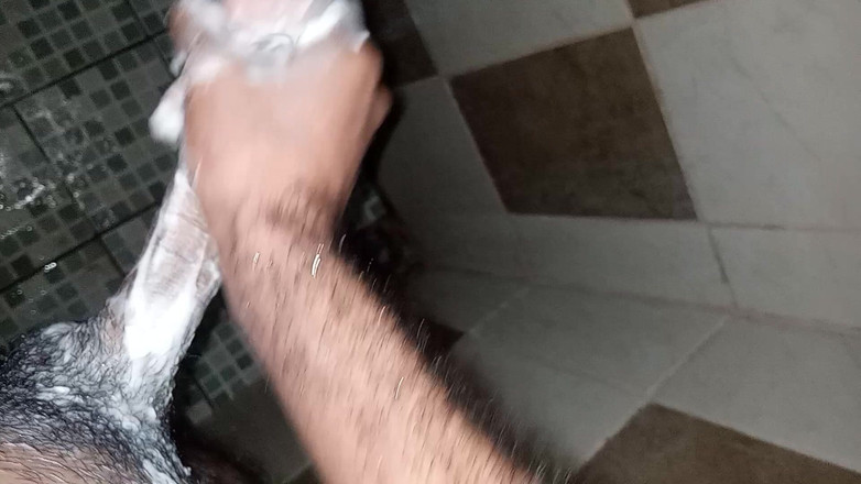 Cute boy jerks off: Băiatul cu pompă de sân 2 își petrece timpul la duș cu...