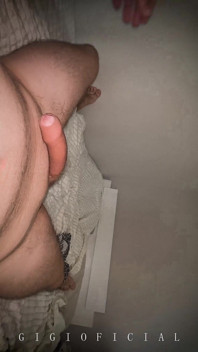 彼女がドレスアップしている間、私は彼女の前の床にひざまずきました。しかし、彼女は自分の体のすべての部分をクローズアップで撮影するように頼みました