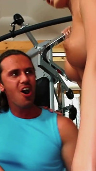 Cindy Dollar e lena Cova squadra di un ragazzo della palestra con un anale hardcore