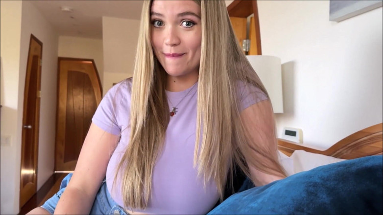 Alex Adams: Compartiendo la cama con una compañera de cuarto tetona - Angie...