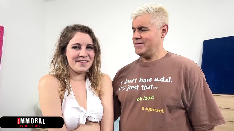 Immoral Productions: Kinsley Eden, Super Freak de 19 anos engole esperma em seu...