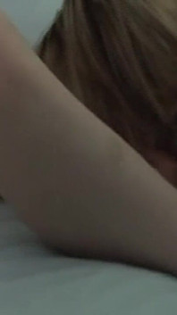 Nena rubia devora el coño mojado de la morena en un juego lésbico