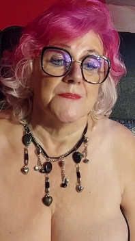 Vollbusige rosahaarige oma neckt massive titten mit brille