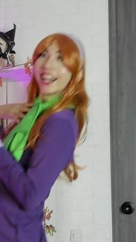 Cosplay Puv Daphne Burp Challenge with Scooby Taser