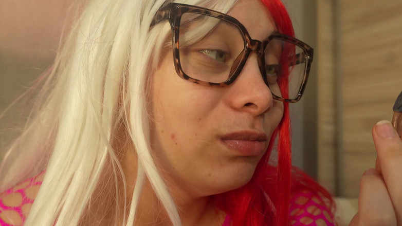 AmayaMori: 巨人の義理の妹がガムを噛み、小さな義理の妹に泡を吹きかけ、使い終わったガムを彼に巻きつけます