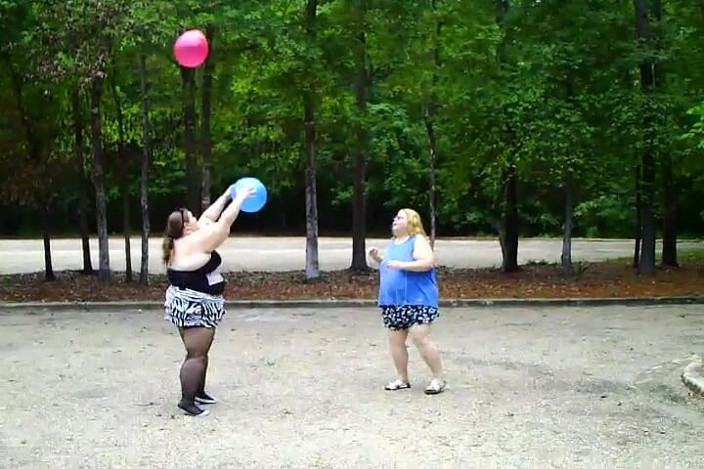 BBW nurse Vicki adventures with friends: Angie Kimber ve ben balonlarla oynuyorum
