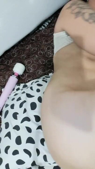 Cute Kimberly: Kaca dildo dalam pantat dan melancap dengan Hitachi