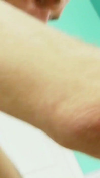 Jej przyrodni brat i jego przyjaciel mogą dziś na nią spojrzeć