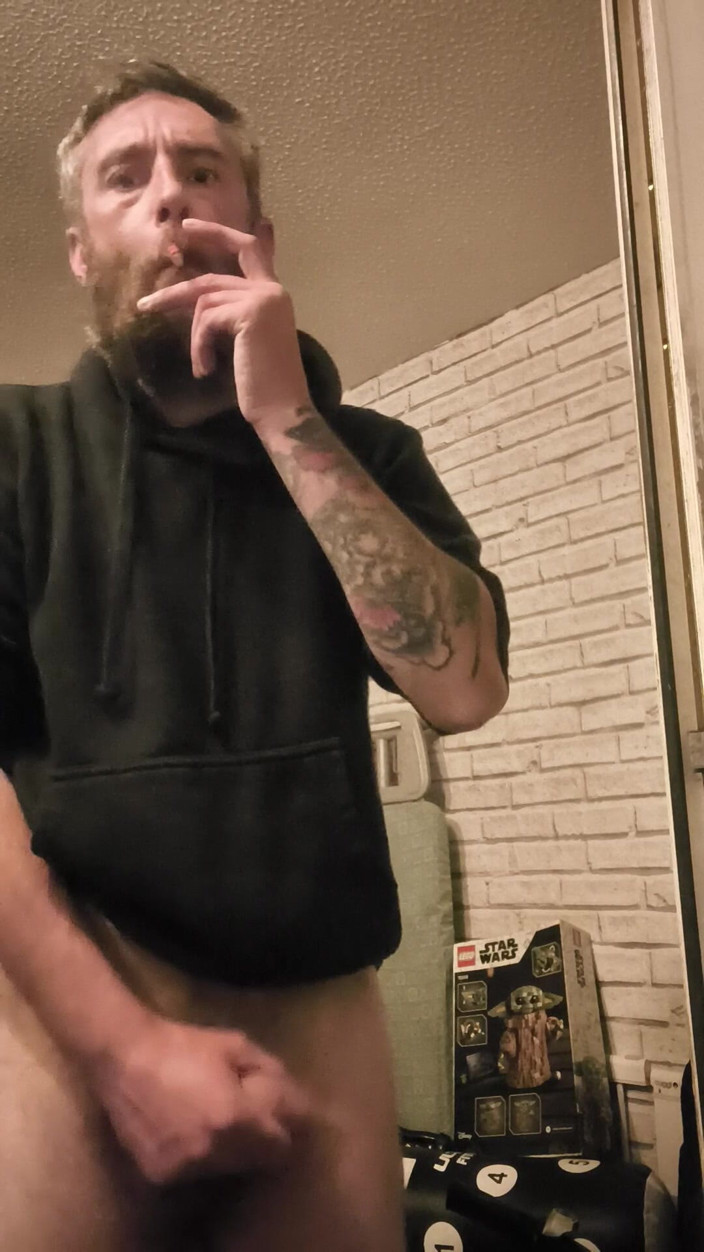 Smoking stoker: Masturbându-mi pula mare și tare și fumând 2 țâțe
