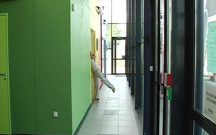 Planete Francaise: Mahasiswi perancis ciuman setelah kelas