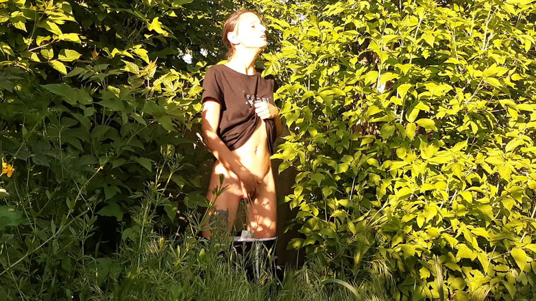 Lesbian-candys: Wanita beresiko masturbasi di alam terbuka