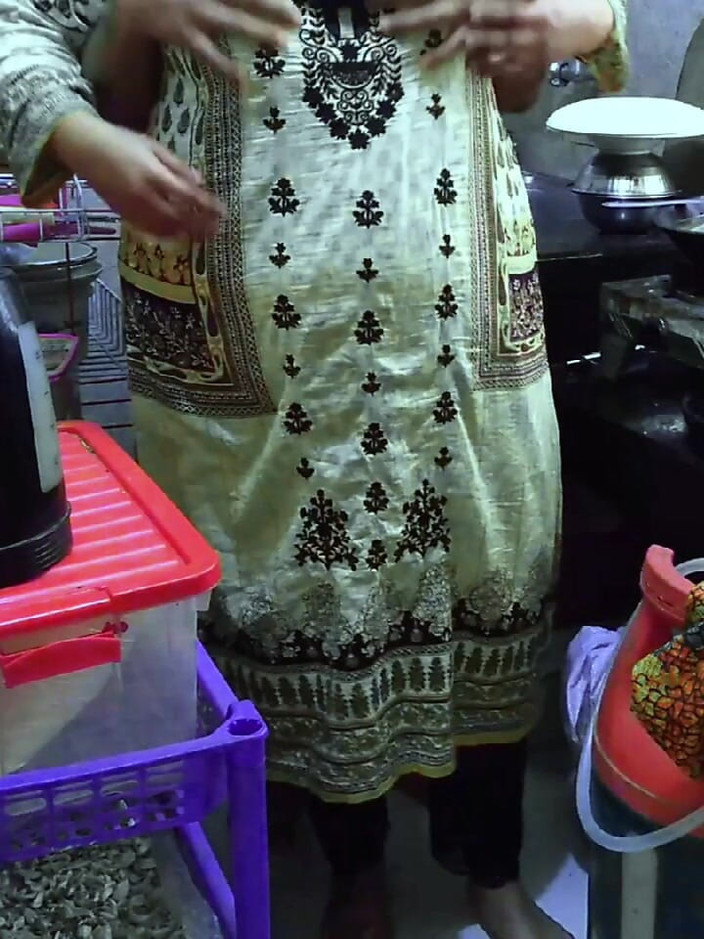 Aria Mia: India grandota ama de casa follando en cocina &amp; vecino ven &amp;...