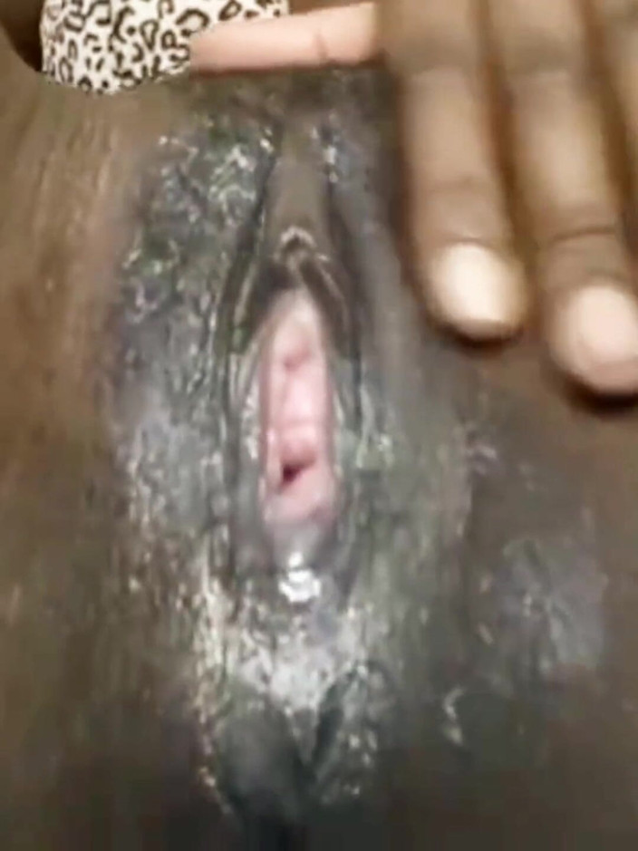 Dick sucker: 핑거링하는 젊은 우간다 흑인 핑거링