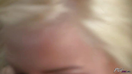 Czech Pornzone: Prsatá blondýnka kouří ptáka jako hladová děvka