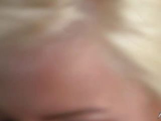 Czech Pornzone: Rondborstige blondine pijpt een lul als een hongerige teef