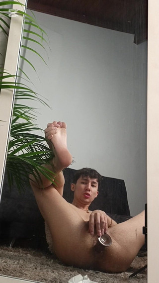 charlessteel: Twink kurva její zadek s velkým dildo a třese její...