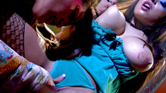 I kissed a girl and I liked it: Asian glamour lalka Charmane Star w seksie lesbijskim z gorącą...