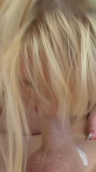 Une MILF blonde au beau cul veut une bite bien dure pour une sodomie torride