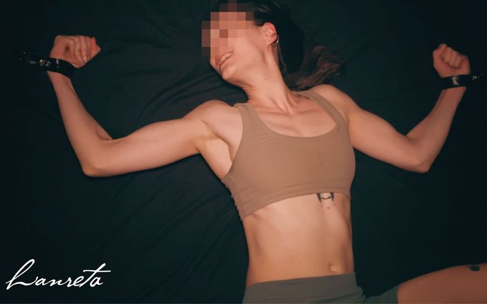Lanreta: Hände an das Bett gefesselt. Gegen handschellen kämpfen
