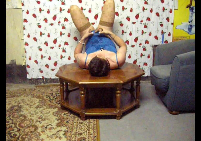 Liza Vafliova: molhada Xixi Liza em uma Velha Fazenda