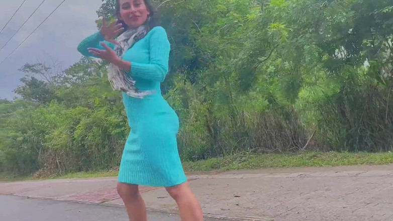 Jenifer Play: Mă duc la plimbare și băiatul de pe stradă îmi fute fundul...