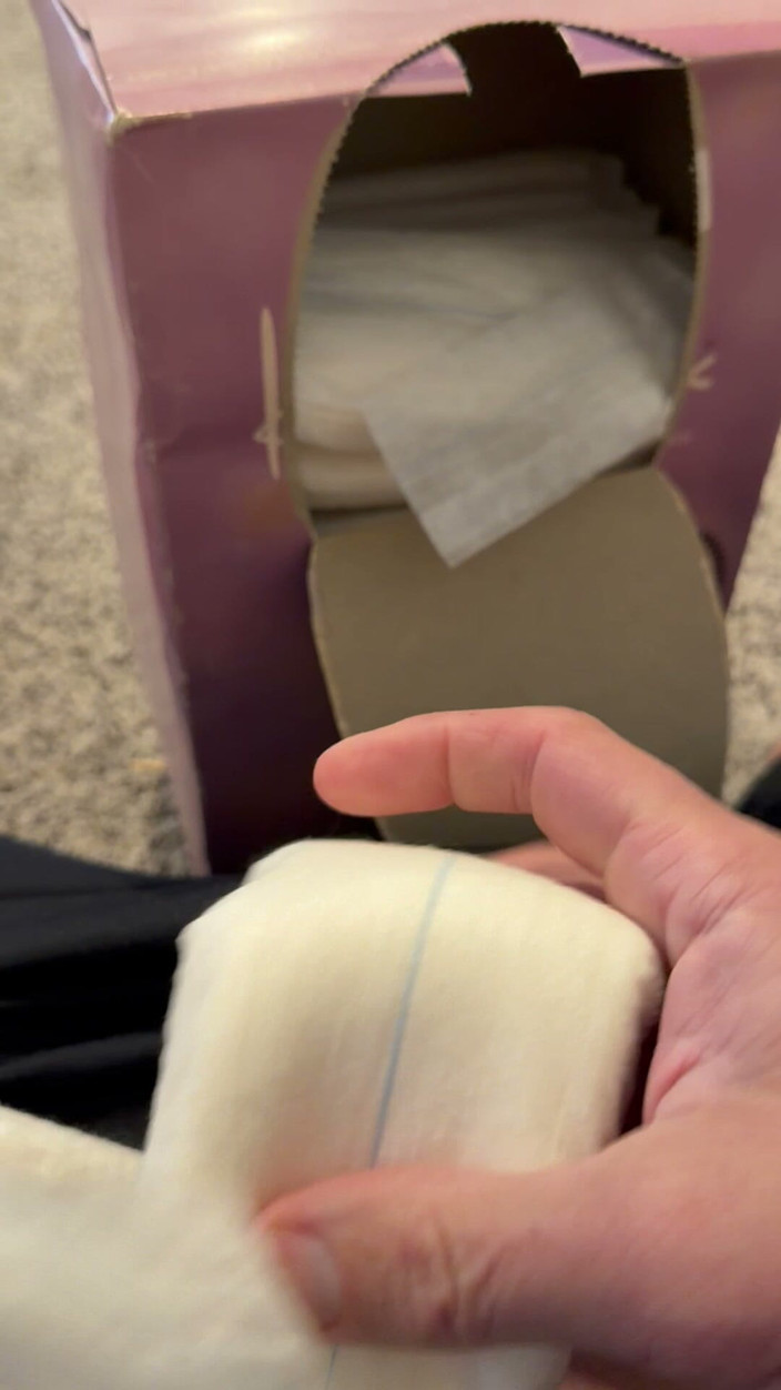 Takepad: Kotex buru-buru ngentot pakai serbet sperma di sanitasi
