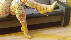 High Heels Kingdom: Crossdresser穿着性感的裸体尖头穿戴式高跟鞋