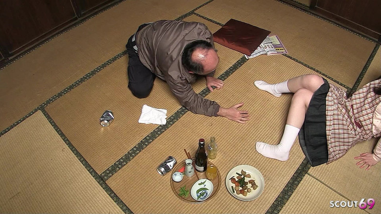 Asian porn collection: Ayah tiri menggoda mai si gadis remaja asia untuk ngentot...