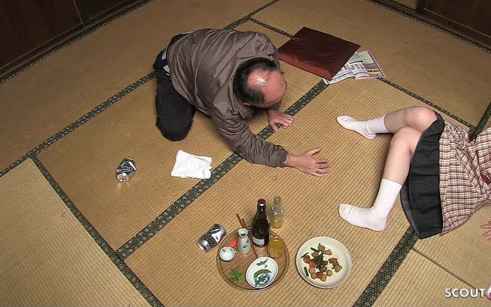 Asian porn collection: Tatăl vitreg o seduce pe adolescenta asiatică naivă Mai și îi fute...