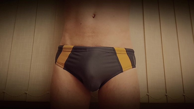 TheOldBigThing: wachsende Erektion in Badehosen