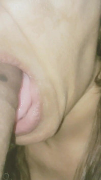 Una milf hace una mamada usando sólo su gran y sabrosa lengua, y al final traga todo el semen.