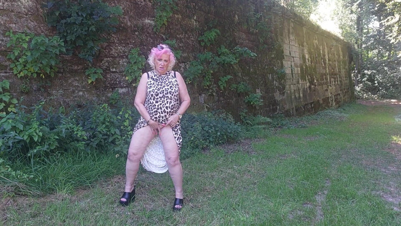 PureVicky66: Mature Slut Fingers Pussy Outdoors Till Squirting Explosion