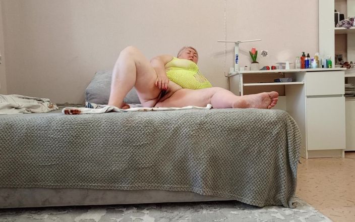 Zona901: Свекровь мастурбирует свою киску игрушками до оргазма