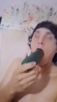 Femboy Verschluckt Sich an Einer Gurke Und Dringt in Sein Reichhaltiges Analloch Ein