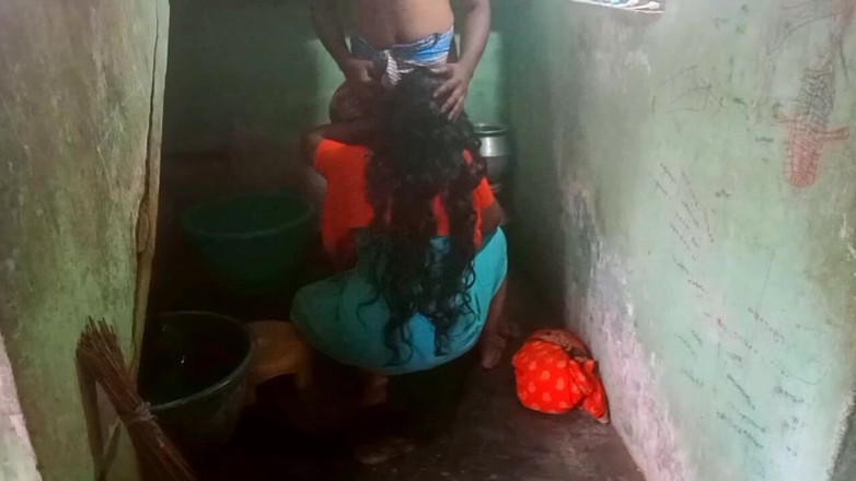 Desi Sathiya: Desi moglie indiana scopa in villaggio hasband