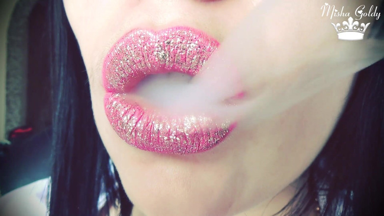 Goddess Misha Goldy: Hookah hút thuốc &amp; tôn sùng son môi