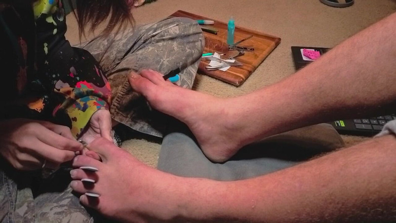 OnlyKyles: Melody fà una pedicure al suo padrone