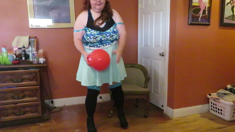 BBW nurse Vicki adventures with friends: Медсестра Вікі грає з гумовим м'ячем у міні-спідниці, сексуальних панчохах і міні-чоботях на високих підборах