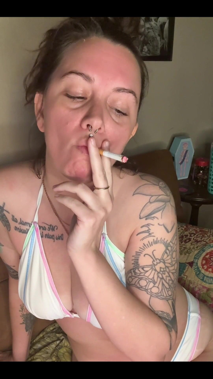 Chery Trees: Chery Trees palenie w bikini