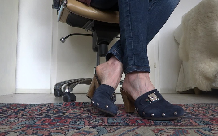 Lady Victoria Valente: Houten Sabots muilezels in het blauw