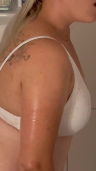 Masturbazione nella doccia orgasmo multiplo due volte con il mio soddisfacitore