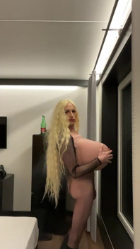 Rubia translady con mega tetas