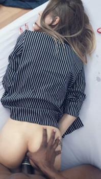 18歳以上のモデル、ディナがアナルセックスを受け、口の中に大量の精液を浴びる!