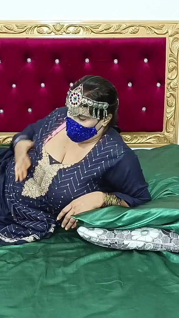 IndianHindiXxx: बड़े स्तनों वाली सुंदर पाकिस्तानी पठानी डिल्डो द्वारा हस्तमैथुन करती है