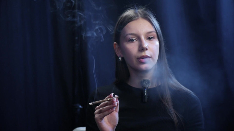 Russian Smokers: ゆっくり息を吐く穏やかなスタジオセッションで一人で喫煙する若い女の子