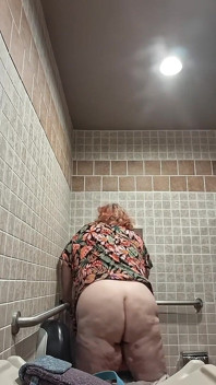 Marea asistentă frumoasă Vicki dansează și se dezbracă în baie!