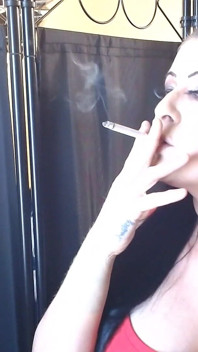 Anna, MILF envoûtante, fume
