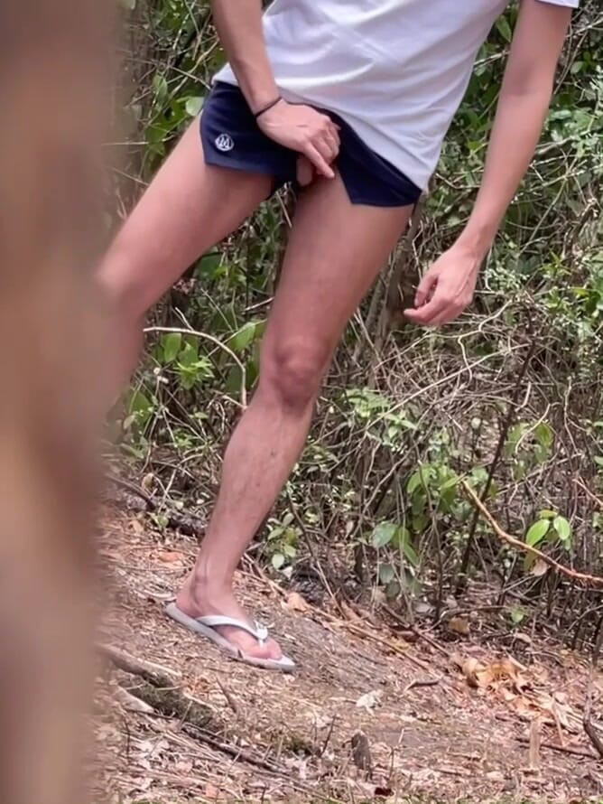 AmateurMates: Amatérský chlapec přistižen při čůrání v lese