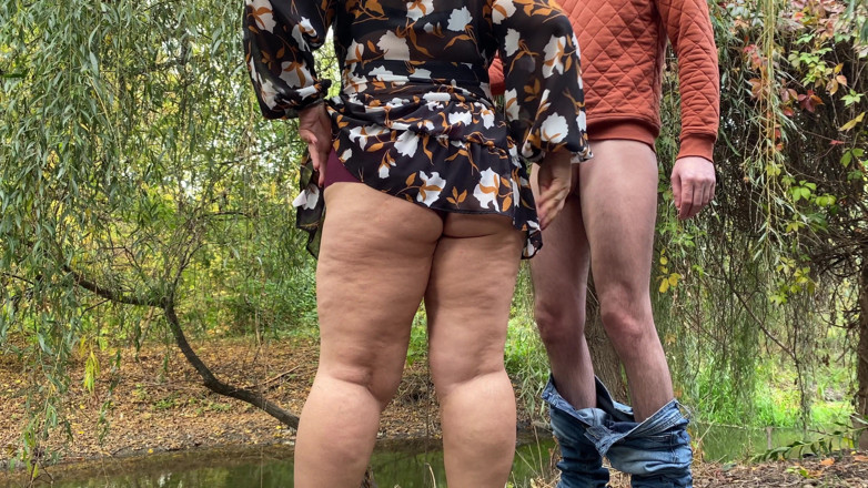 OurFetishLife: Culo gordo milf sabe cómo masturbarse al aire libre