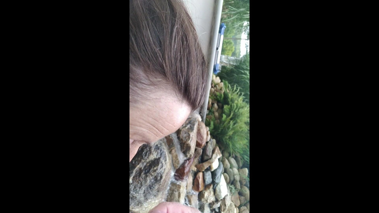 Candi Annie: Candi Annie Lutscht Schwanz Und Schluckt Sperma Im Springbrunnen